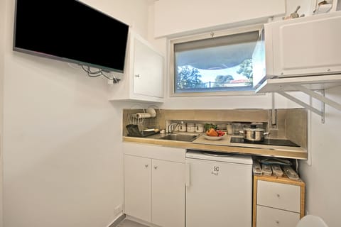 Fridge, microwave, stovetop, coffee/tea maker