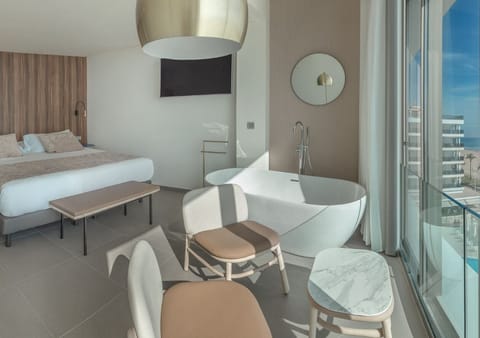 Comfort Room, Sea View | Minibar, in-room safe, desk, blackout drapes