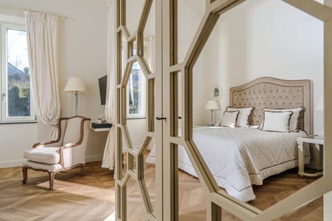 Deluxe, 1 letto king, vista collina | Egyptian cotton sheets, premium bedding, down comforters, minibar