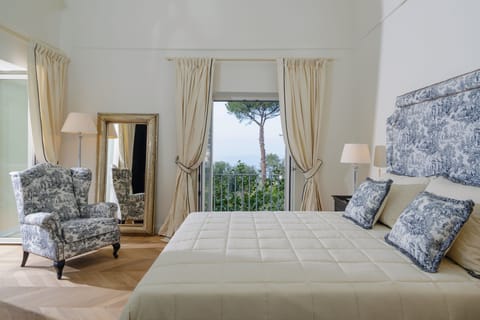 Executive Suite con terrazza, 1 camera da letto, 1 soggiorno, vista mare (ORCHIDEA) | Egyptian cotton sheets, premium bedding, down comforters, minibar