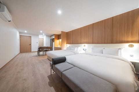 VVIP Party Family Twin | Premium bedding, down comforters, soundproofing, free WiFi