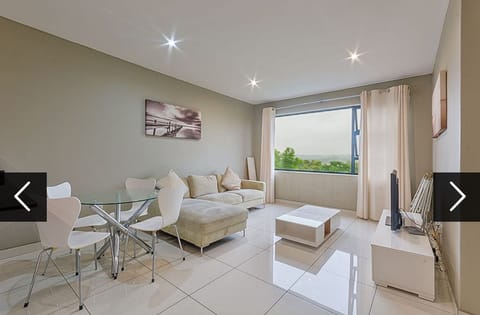 Apartment, 2 Bedrooms, Accessible, Smoking | Living room