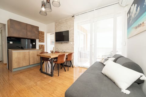 Apartment, 3 Bedrooms, Smoking, Balcony | Living room