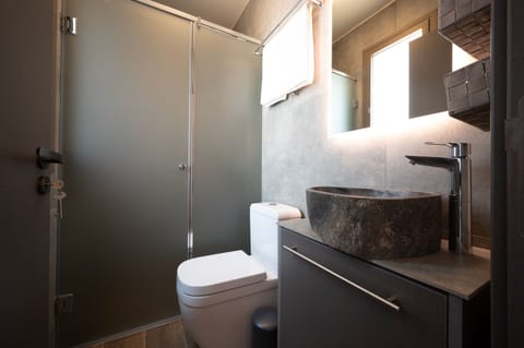 Superior Double Room, Sea View | Bathroom | Free toiletries, hair dryer, towels, soap