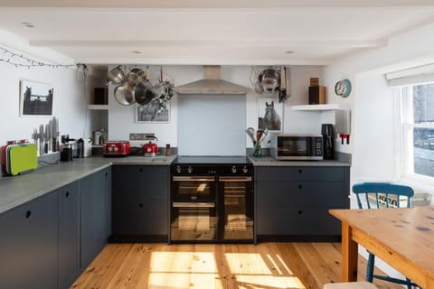 Cottage | Private kitchen | Fridge, microwave, oven, stovetop