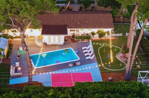 Welcome to Sassy Seahorse, a private oasis just 7 miles from stunning beaches!
