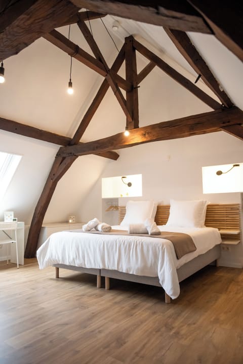 Comfort Townhome, Non Smoking, Courtyard Area | 3 bedrooms, blackout drapes, iron/ironing board, free WiFi