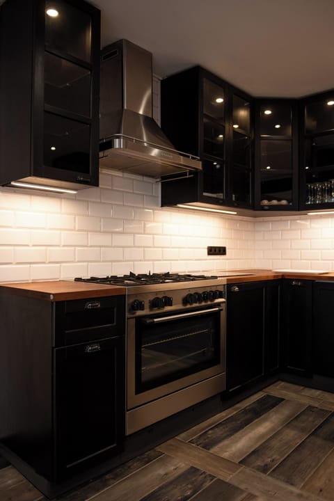 Comfort Townhome, Non Smoking, Courtyard Area | Private kitchen | Highchair