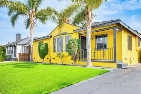 Los Angeles Vacation Rental | 2BR | 2BA | Steps to Enter | 1,100 Sq Ft