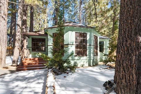 Snow covered Big Bear Cool Cabins, Mountain Xscape