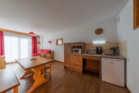 A fully equipped kitchenette and dining area, ideal for preparing and enjoying home-cooked meals.