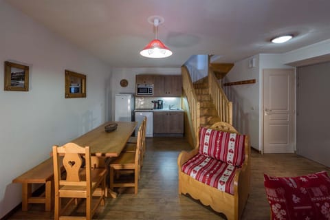 Traditional wooden furnishings and a bright open-plan living space create an inviting mountain retreat.