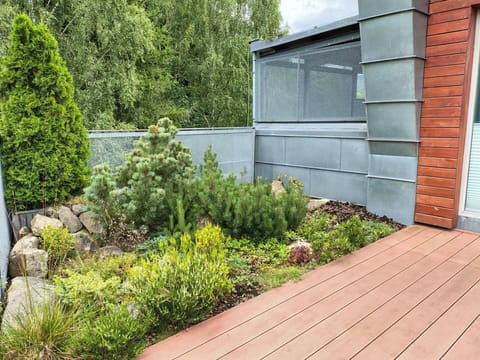 Shrub, Garden, Landscaping, Yard, Backyard, Siding, Flowerpot, Houseplant, Design