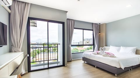 Superior Room, 1 King Bed, City View | Desk, WiFi (free)