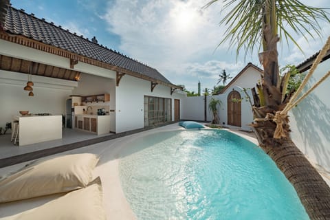 Villa | Shared kitchen | Full-size fridge, toaster, cookware/dishes/utensils