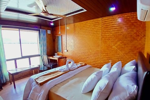 Deluxe Studio Suite, Sea View | Free WiFi