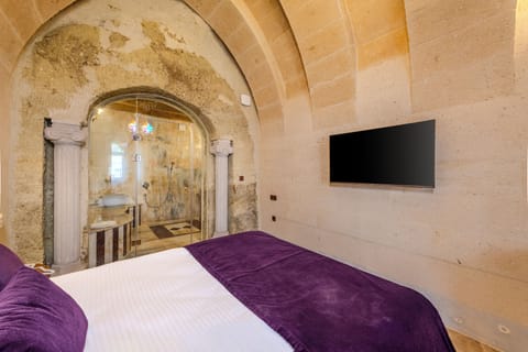 Suite | Bathroom | Separate tub and shower, jetted tub, rainfall showerhead