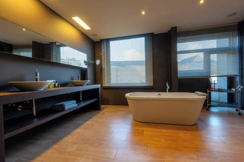 Deluxe Suite, 1 Bedroom | Bathroom | Bathrobes, slippers