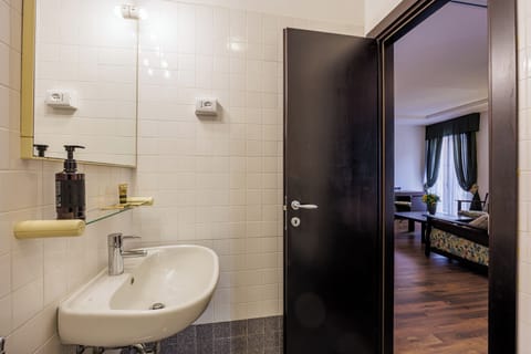 Shower, free toiletries, hair dryer, towels