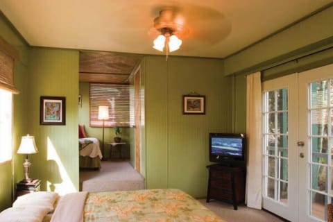 Standard Cottage | Desk, iron/ironing board, free WiFi