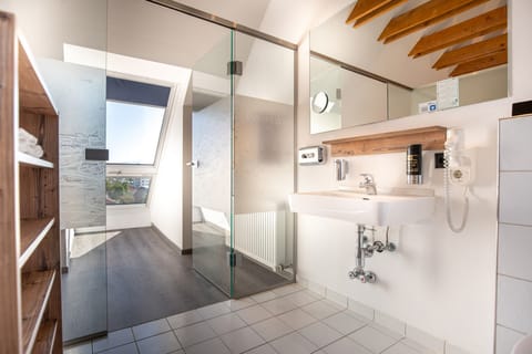 Panoramic Suite | Bathroom | Free toiletries, hair dryer, towels