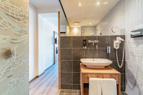 Executive Double Room (Free Wifi) | Bathroom | Free toiletries, hair dryer, towels