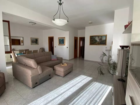 Apartment, 2 Bedrooms, Balcony, City View | Living room