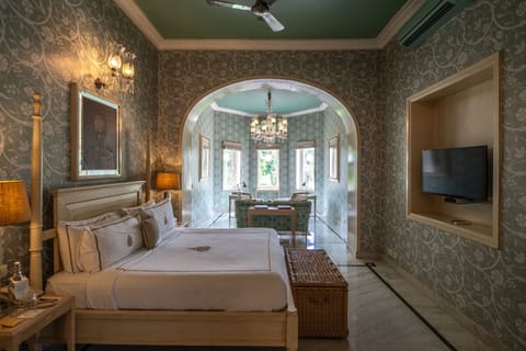 Queen Elizabeth II Suite | 1 bedroom, premium bedding, memory foam beds, minibar