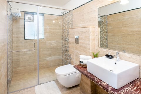 Shower, rainfall showerhead, free toiletries, hair dryer