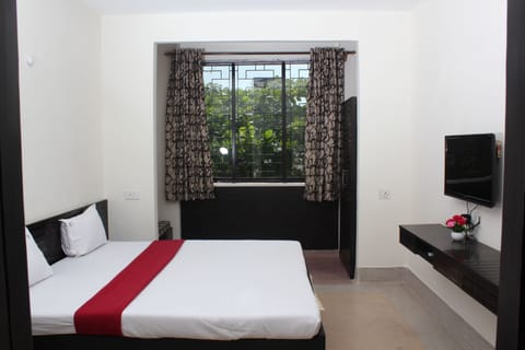 King Room | Premium bedding, in-room safe, desk, free WiFi