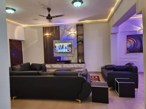 Apartment, 2 Bedrooms, Smoking, Balcony | Living room