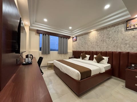 In-room safe, desk, laptop workspace, blackout drapes