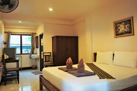 Superior Double Room (With Fan) | Desk, free WiFi, bed sheets