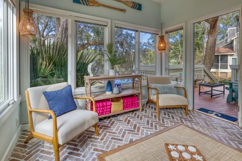 Carolina Room: A Sunlit Sanctuary Overlooking the Water