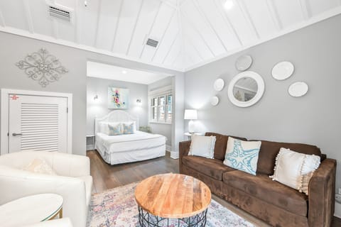 Spacious carriage house sleeping four
