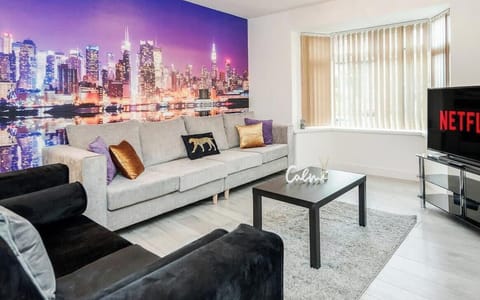Three years hosting Airbnb guests from all over the world . Check out my profile on Airbnb for my other properties and 5* reviews! 

Lounge at Jesswood Properties Short Lets & Serviced Accommodation