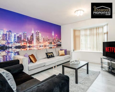 Three years hosting Airbnb guests from all over the world . Check out my profile on Airbnb for my other properties and 5* reviews! 

Lounge at Jesswood Properties Short Lets & Serviced Accommodation