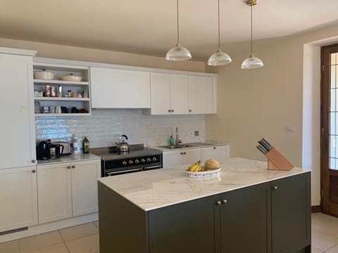 Kitchen, with central island