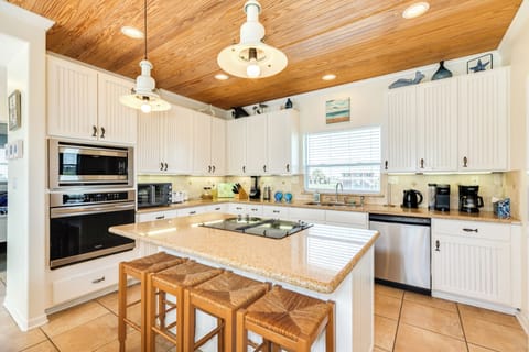 Adjacent seating for 4 at the breakfast bar