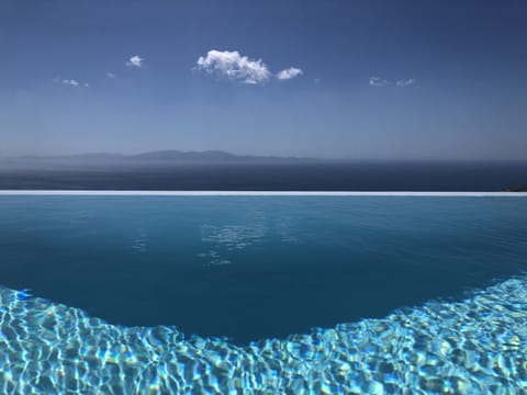 2 outdoor pools
