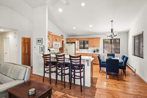 Kitchen bar with seating for 3