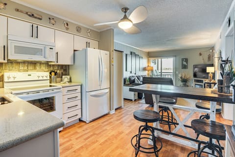 Murrells Inlet Vacation Rental | 2BR | 1BA | 800 Sq Ft | Stairs Required