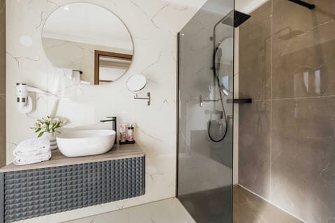 Superior Double Room, City View | Bathroom | Free toiletries, hair dryer, slippers, towels