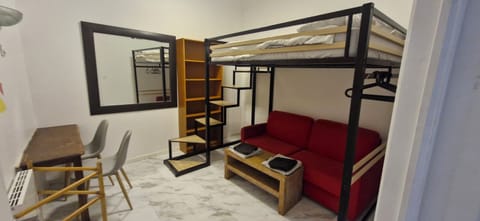 Chambre Quadruple Économique sans fenêtre (Noire) | Laptop workspace, soundproofing, free WiFi