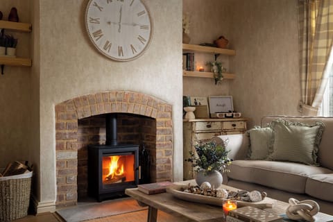 22 - East Cottage - WR12 7AT - Web