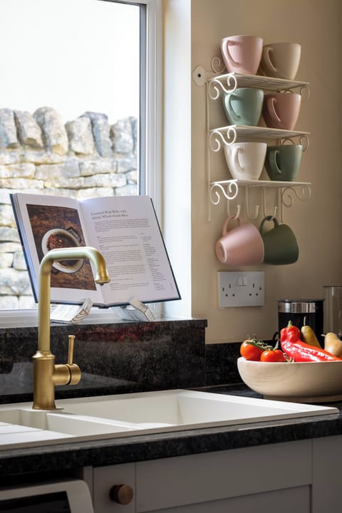 28 - East Cottage - WR12 7AT - Web