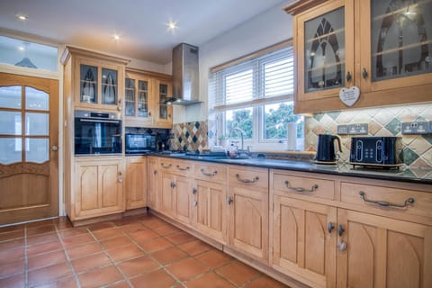 Little Glen - 3 Bedroom Holiday Home - Tenby (24882)