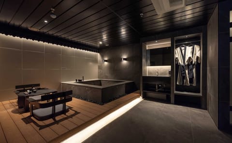 Private spa tub