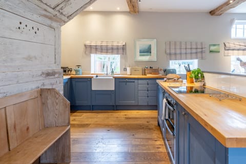 Ground floor: Modern kitchen