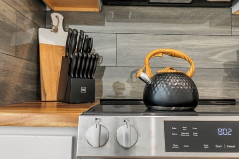 Deluxe Studio | Private kitchen | Coffee/tea maker, paper towels